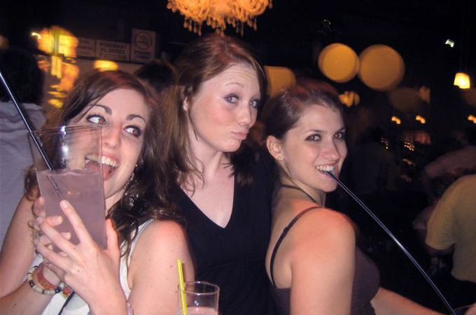 Feiernde Mädels im Beach Club in Lloret de Mar