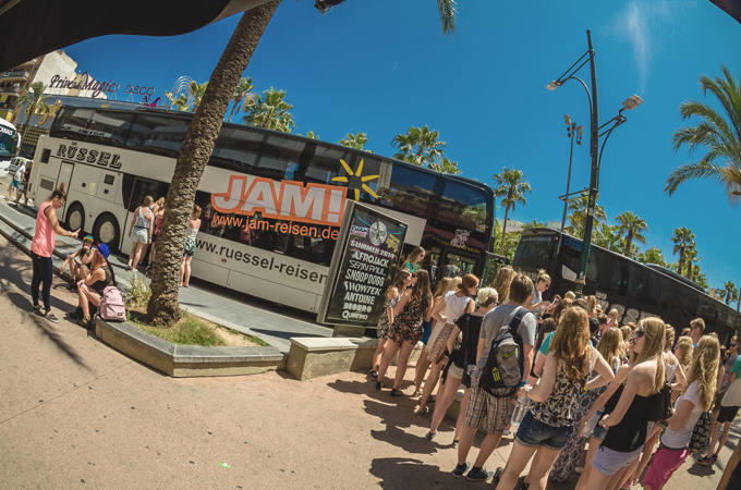 Ankunft des modernen Busses in Lloret de Mar