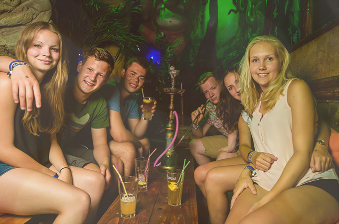 Stößchen in der Maui Bar