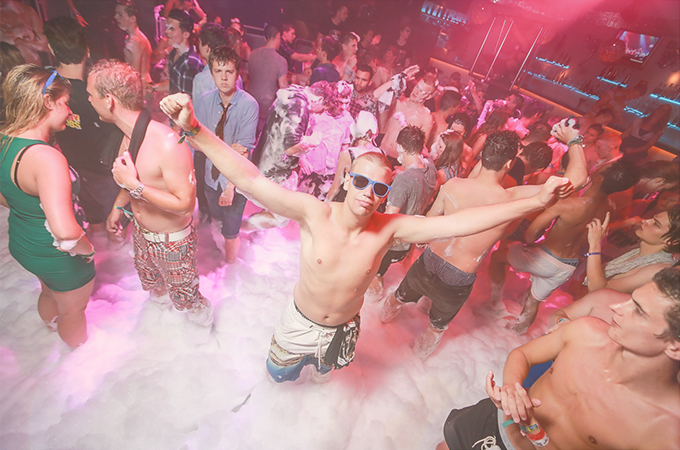 Junge bei der Schaumparty