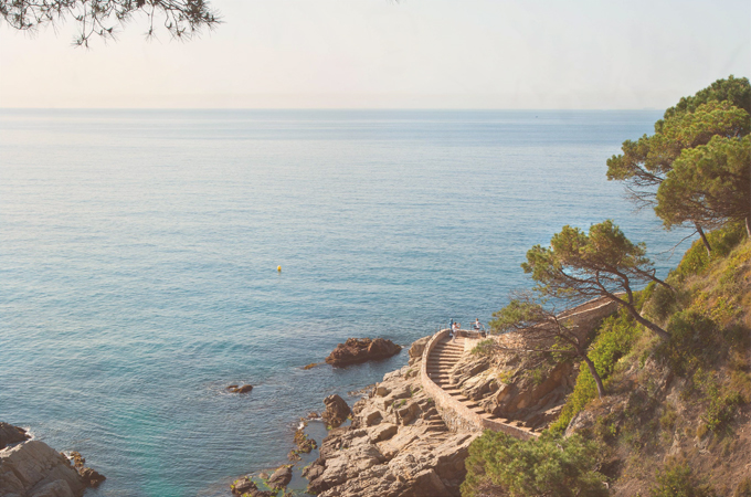Strahlender Sonnenschein über dem türkisblauen Meer von Lloret