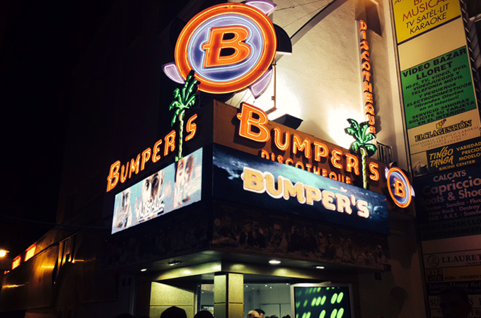 Der bunte Eigangsbereich des Clubs B