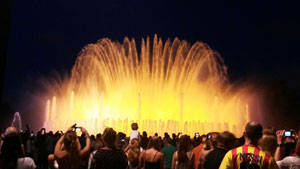 Barcelona Springbrunnen bei Nacht