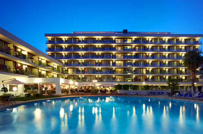 Poolanlage bei Nacht