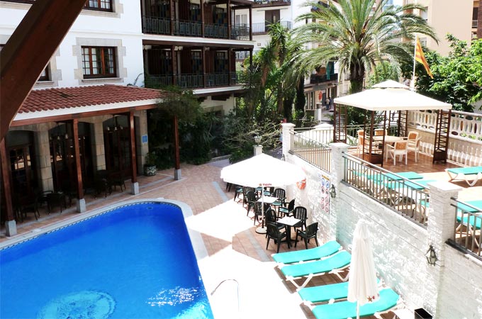 Pool und Sonnenterrasse