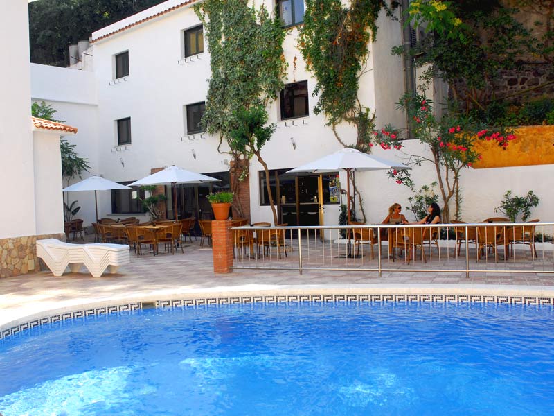 Poolanlage mit Sonnenliegen