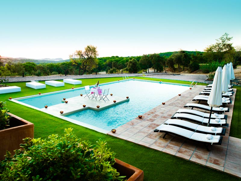 Poolanlage mit Sonnenliegen